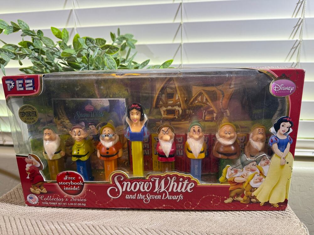 Snow White and seven drawfs PEZ set